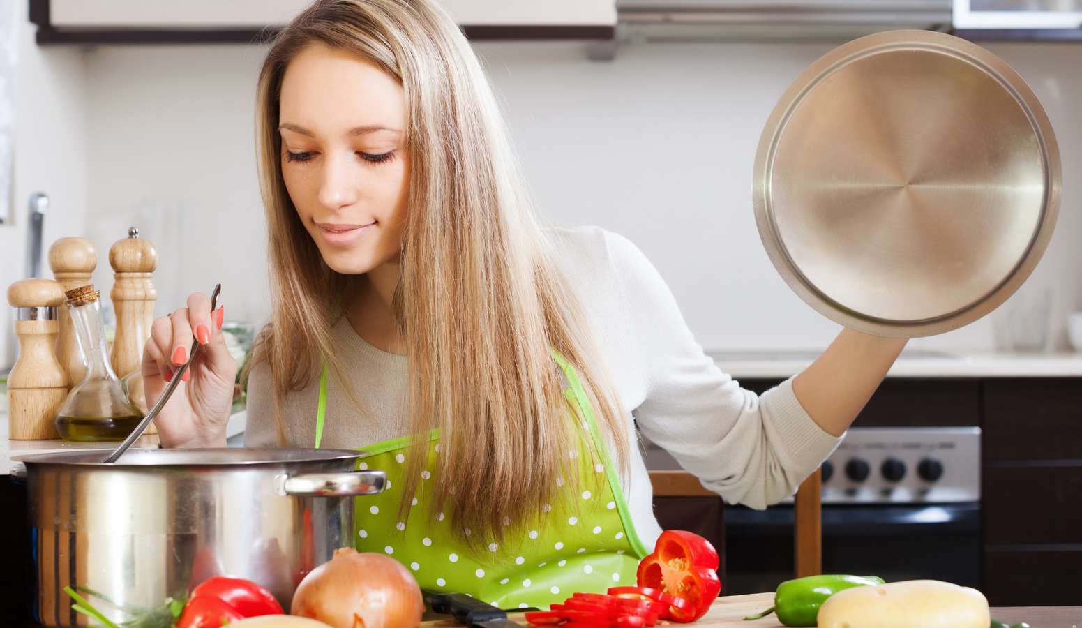 Где девочка готовит. Готовка на кухне. Хозяйка с едой. Готовит на кухне. Девушка варит.