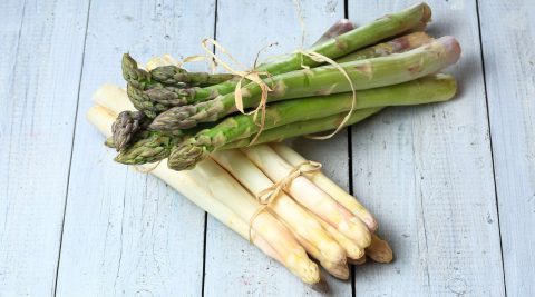 Grüner und weißer Spargel