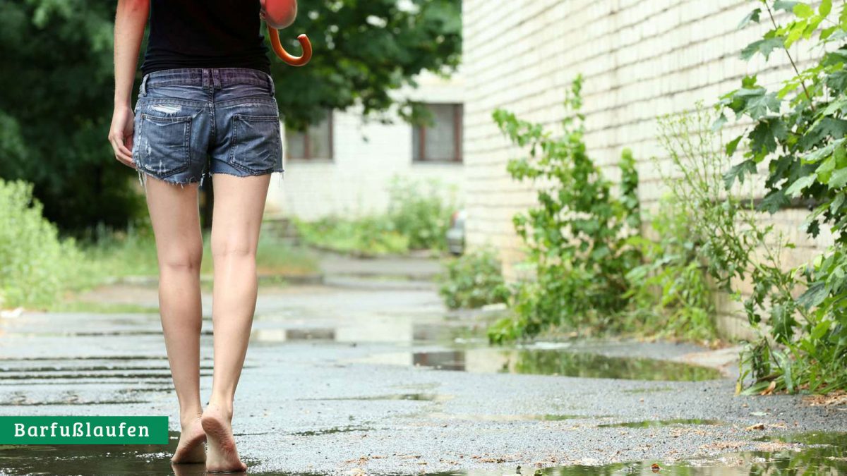 Девушка гуляет босиком