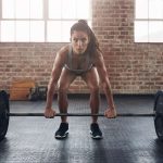 Trainierte Frau macht einen Deadlift