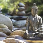 Eine Buddhastatue in einem Meditationszentrum