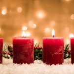 Rote Kerzen für gutes Feng Shui an Weihnachten