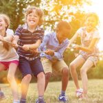 Kindersport - Kinder beim Tauziehen