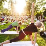 Teilnehmer bei einem Yoga Festival