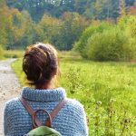 Eine Frau wandert glücklich durch die Natur