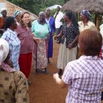 Frauen in Kenia vor Lehmhütten