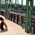 Yoga Rückbeuge auf einer Brücke