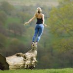 Frau balanciert in der Natur