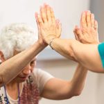 Alte Frau macht Yoga