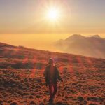 Frau wandert im Sonnenschein